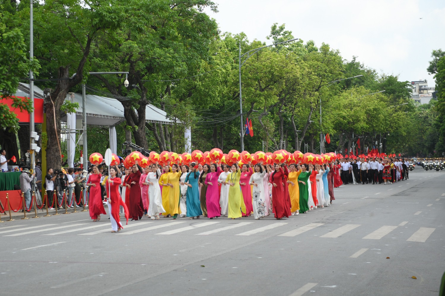 Các khối diễu hành. cand-6113.jpg