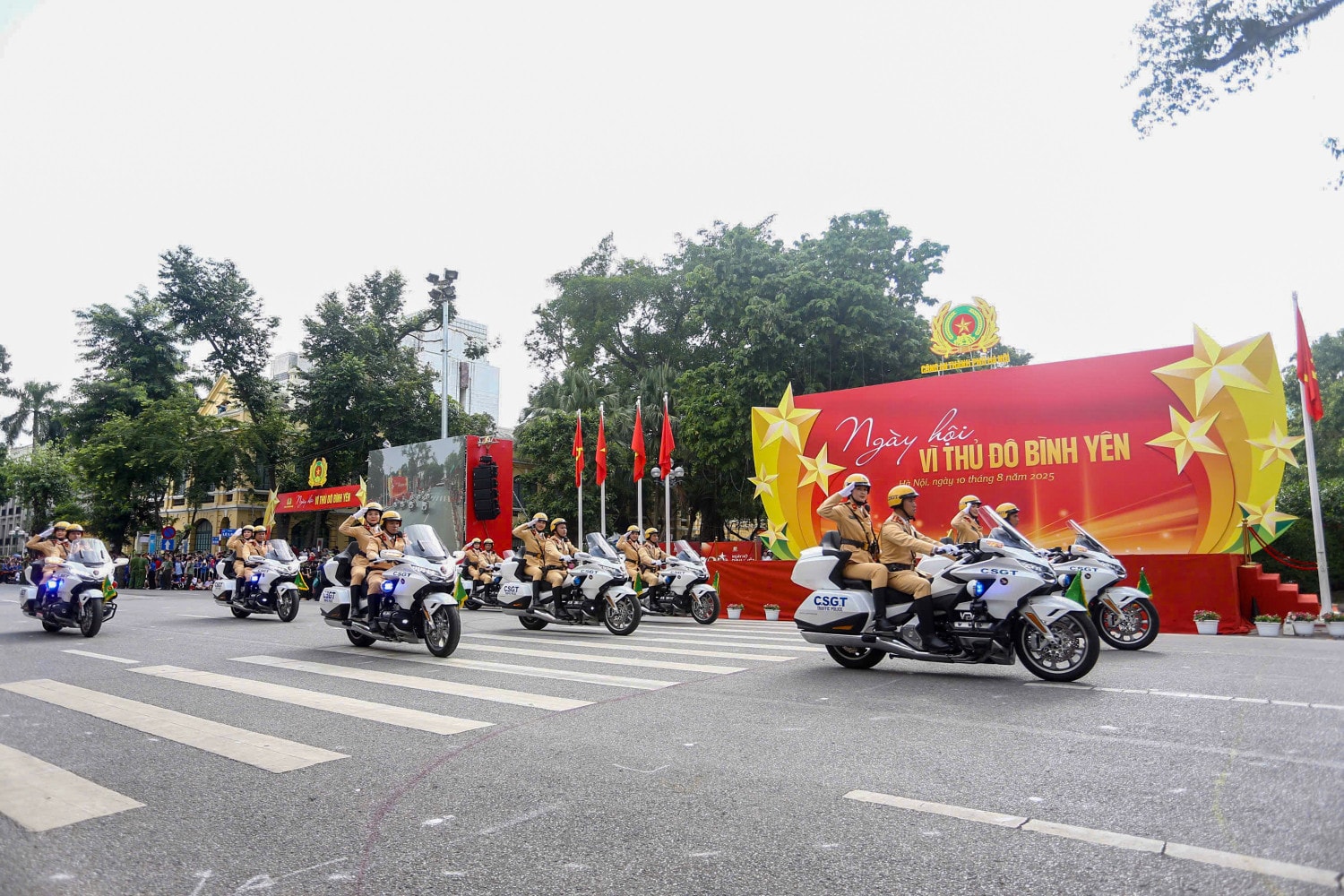Đội hình xe mô tô của lực lượng cảnh sát giao thông diễu hành qua lễ đài. cand-2.jpg