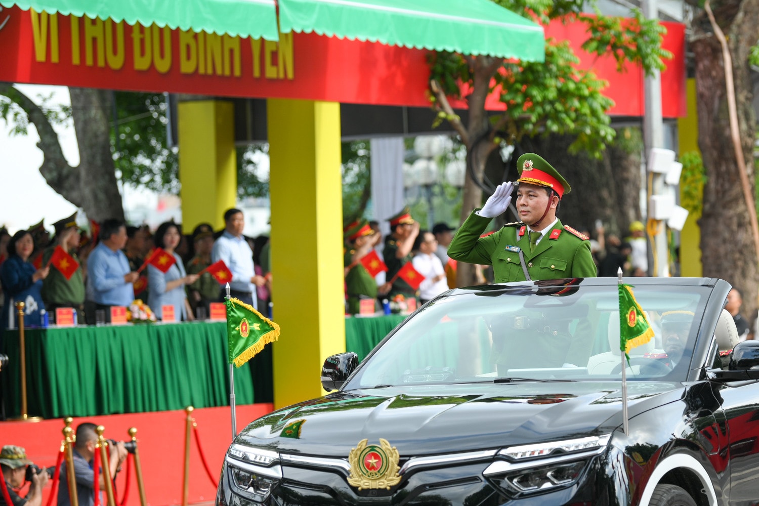 Đại tá Lê Văn Tuân, Phó Giám đốc Công an thành phố Hà Nội trên xe chỉ huy diễu hành qua lễ đài. cand-5751.jpg