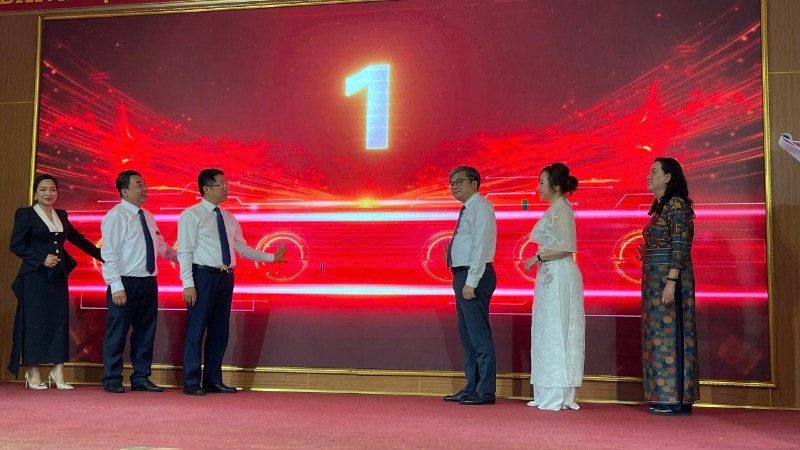 Đại diện lãnh đạo thành phố Hà Nội và các đơn vị liên quan khai trương nền tảng số
