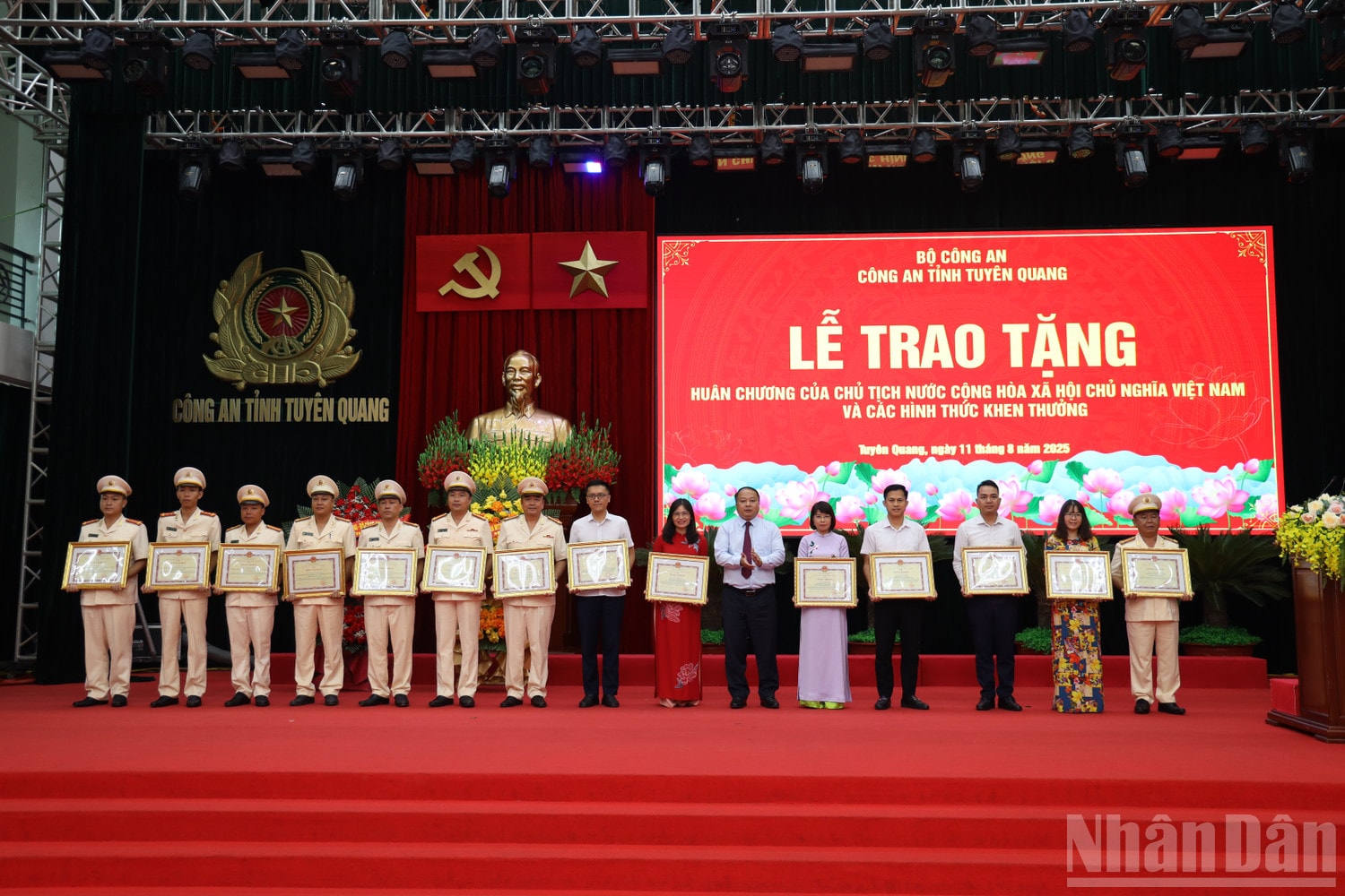 Đồng chí Phan Huy Ngọc, Chủ tịch Ủy ban nhân dân tỉnh trao Bằng khen cho các cá nhân, tập thể. ndo_br_anh-7.jpg