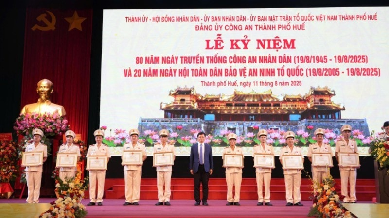 Dịp này, 7 tập thể và 11 cá nhân được Bộ Công an và Chủ tịch Ủy ban nhân dân thành phố Huế tặng Bằng khen. aaa-80-congan.jpg