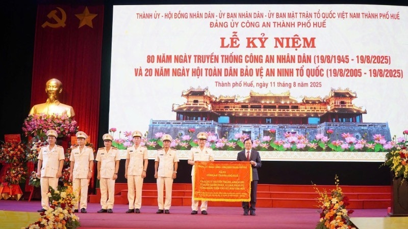 BÍ thư Thành ủy Lê Trường Lưu trao tặng bức trướng có dòng chữ