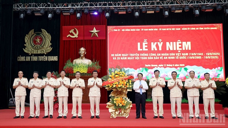 Đồng chí Hầu A Lềnh, Ủy viên Trung ương Đảng, Bí thư Tỉnh ủy Tuyên Quang tặng hoa chúc mừng lãnh đạo Công an tỉnh.