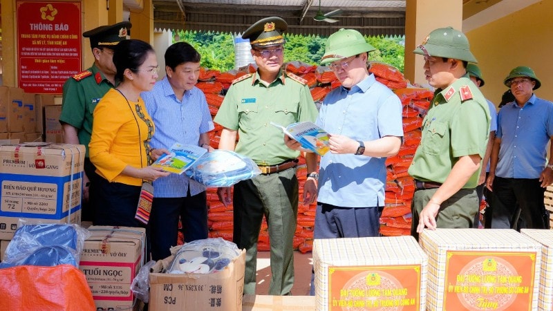 Lãnh đạo Bộ Công an trao nhiều phần quà ý nghĩa cho các địa phương chịu ảnh hưởng nặng nề trong đợt mưa lũ vừa qua. z6899209221924-d60edafb4847298b33545a7cd0f2c6e1-201.jpg