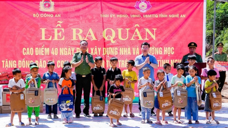 Thứ trưởng Công an Phạm Thế Tùng và Bí thư Tỉnh ủy Nghệ An Nguyễn Đức Trung tặng quà động viên các cháu học sinh xã Mỹ Lý.