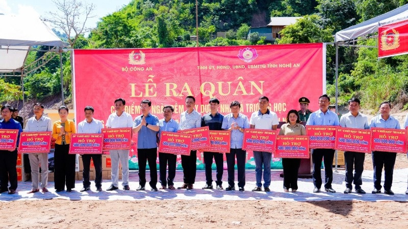 Các đồng chí Thường trực Tỉnh ủy Nghệ An trao mô hình sinh kế tới các hộ nghèo tại 17 xã miền tây chịu ảnh hưởng nặng nề trong đợt mưa lũ vừa qua. z6899209348603-83ba5d9f8122bd8ebaf6f092045ad19f-2938.jpg