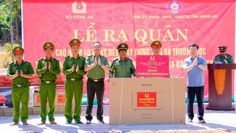 Thượng tướng Phạm Thế Tùng, Thứ trưởng Công an tặng quà và các trang thiết bị hỗ trợ Công an xã Mỹ Lý. z6899209336372-fd755eaa0f6f9a6796aca3a01b6132ac-6637.jpg