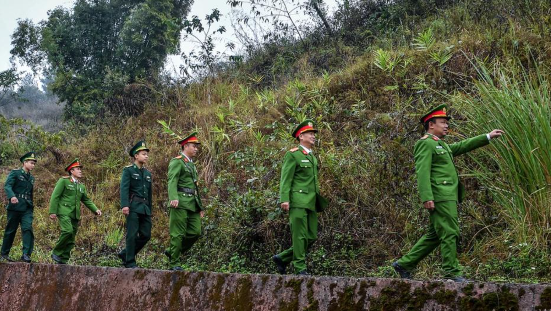 Công an xã phối hợp cùng lực lượng bộ đội biên phòng, dân quân tự vệ tuần tra, kiểm soát trên quốc lộ 4H2.