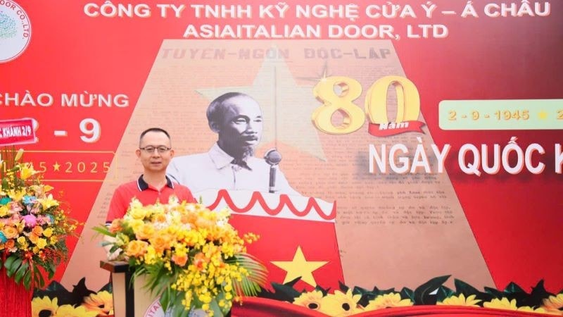 Ông Hsieh Mao Shan, Chủ tịch Hội đồng quản trị Công ty Trách nhiệm hữu hạn Kỹ nghệ cửa Ý-Á Châu, phát biểu tại lễ chào cờ và các hoạt động hướng đến kỷ niệm 80 năm Cách mạng Tháng Tám và Quốc khánh 2/9. qc7.jpg