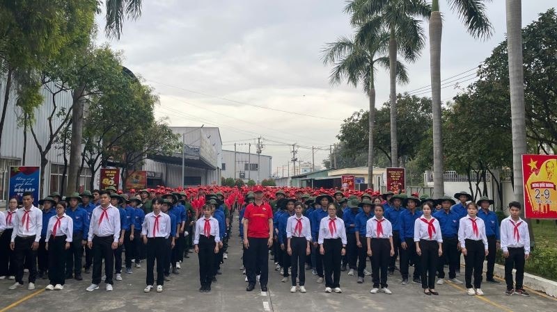 Ban Giám đốc, cán bộ công đoàn cùng toàn thể người lao động của Công ty Trách nhiệm hữu hạn Kỹ nghệ cửa Ý-Á Châu có mặt đông đủ tại nhà máy tham gia nghi thức chào cờ và các hoạt động kỷ niệm. qc1.jpg