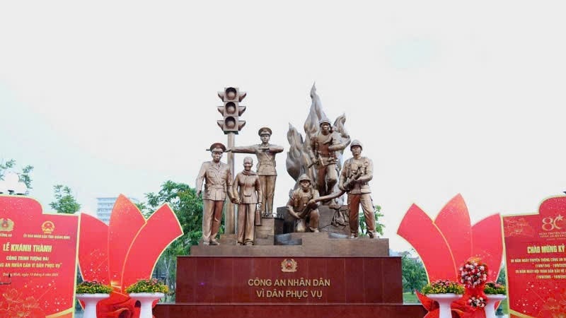 Công trình Tượng đài “Công an nhân dân vì dân phục vụ” đặt tại trung tâm tỉnh Quảng Ninh. ca-6.jpg