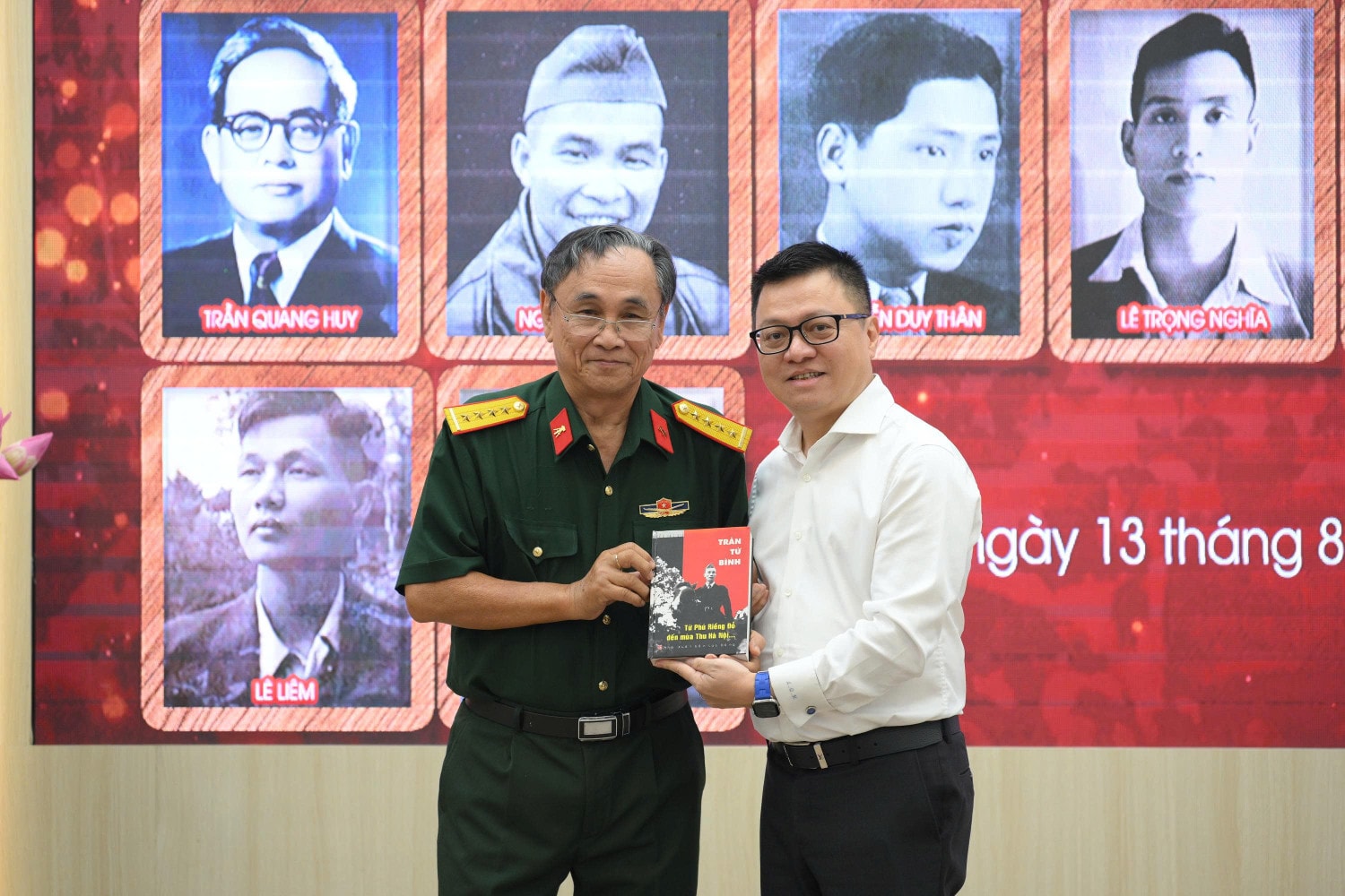 Ông Trần Kháng Chiến-con trai cả của Thiếu tướng Trần Tử Bình, nguyên Thường vụ Xứ ủy, trực cơ quan Xứ ủy Bắc Kỳ và phụ trách 10 tỉnh đồng bằng Bắc bộ. (Ảnh: THẾ ĐẠI) con-chu-tran-tu-binh-tang-sach-tbt.jpg
