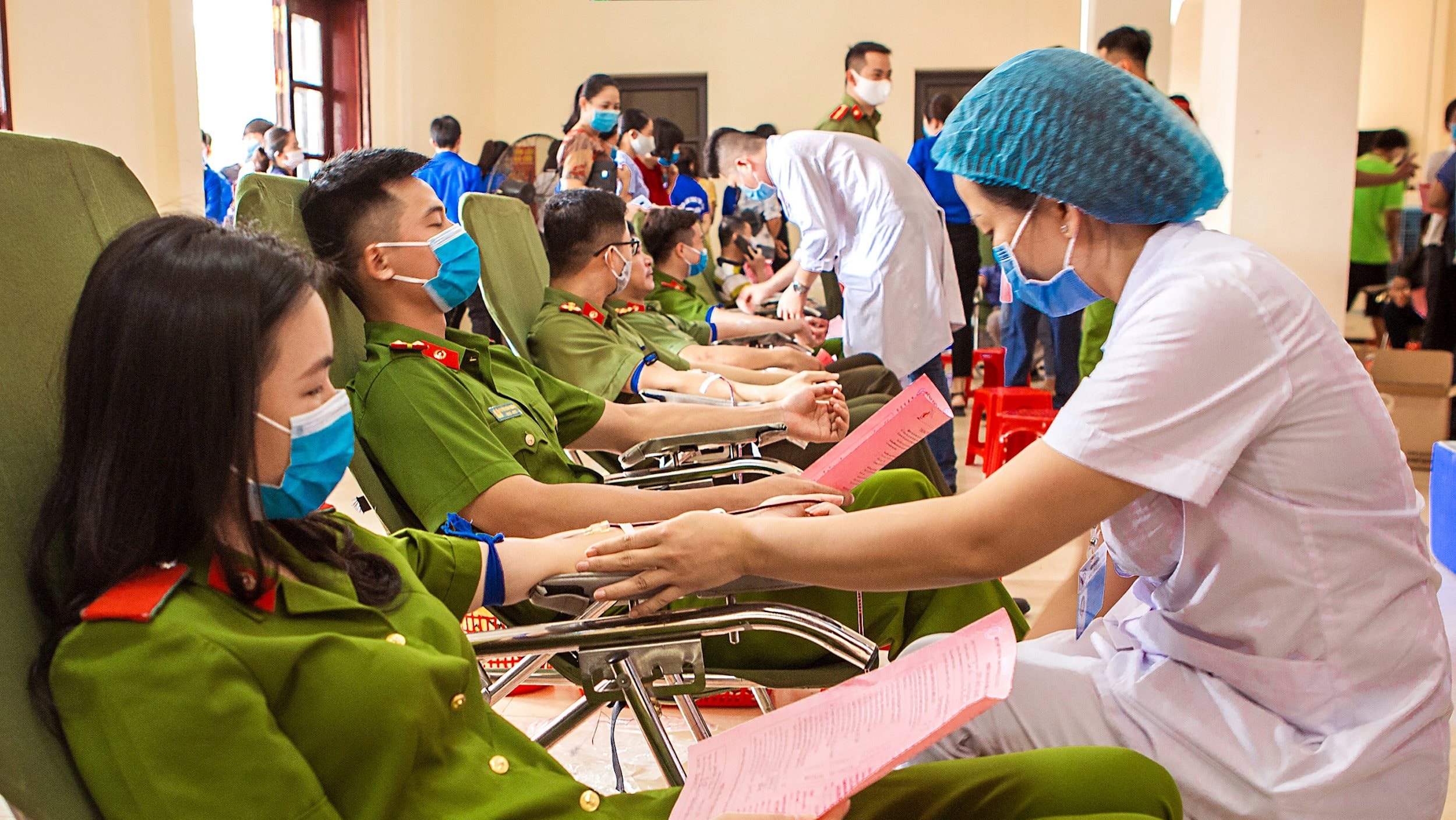 Chiến sĩ Công an huyện Bình Liêu (Quảng Ninh) hiến máu tình nguyện. (Ảnh: Nguyễn Long Giang)