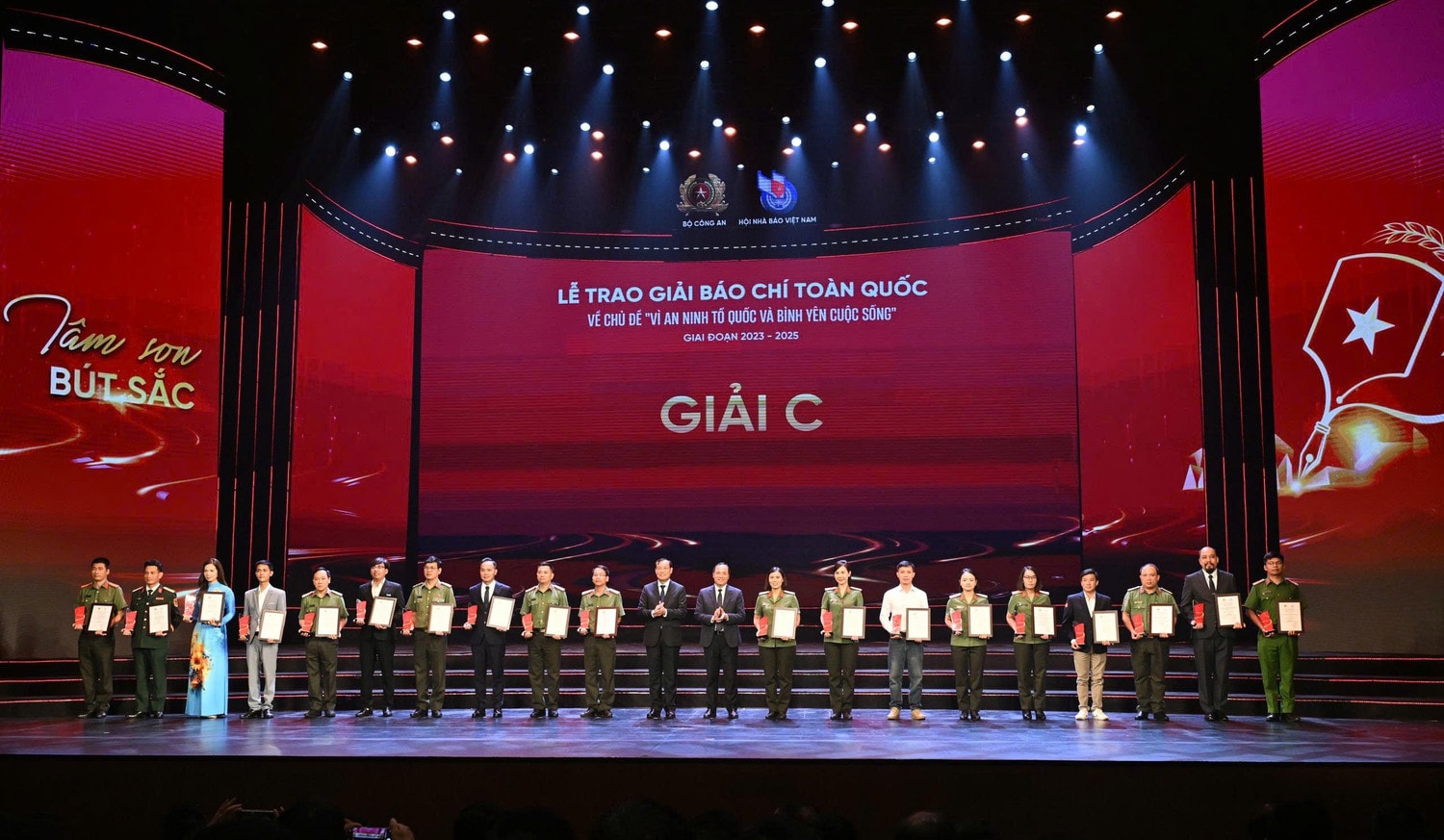 Các tác giả đoạt giải C. gen-h-z6904426006349-0715fb0b3d0bd030ce79c2769b9b2a82.jpg