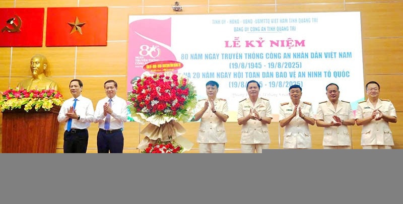 Lãnh đạo tỉnh tặng hoa chúc mừng Công an tỉnh Quảng Trị.