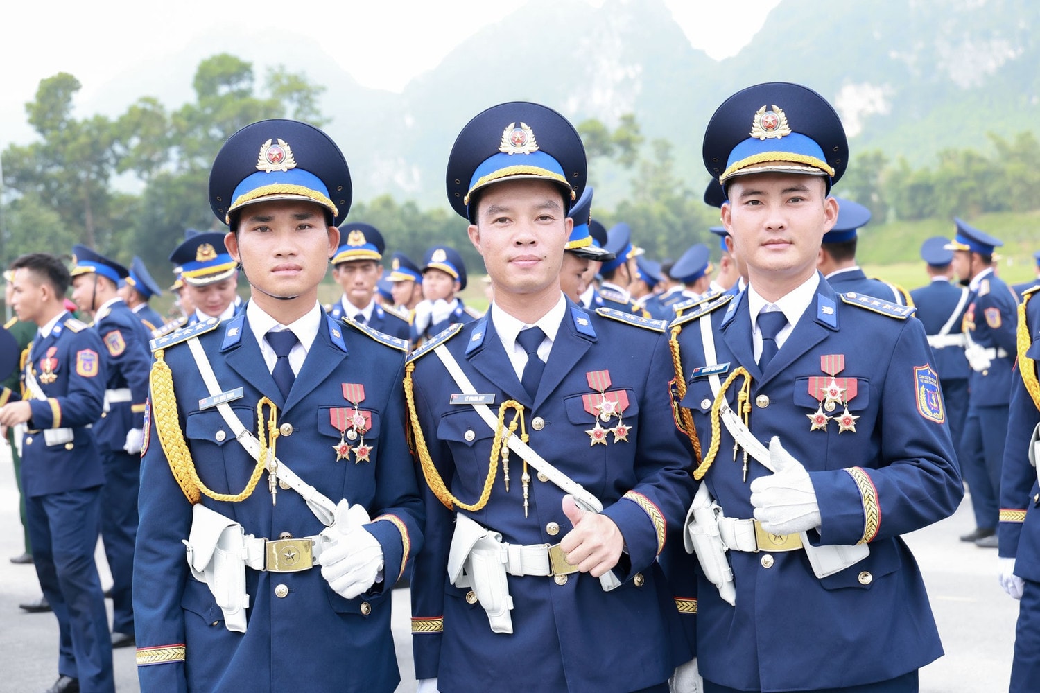 Giây phút giải lao với những nụ cười rạng rỡ xua tan mệt mỏi của cán bộ, chiến sĩ. 9.jpg