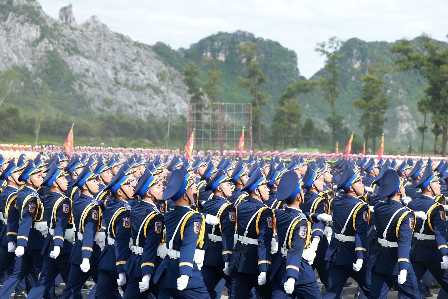 Tiếng hô vang cùng nhịp bước đều tăm tắp, tạo nên khí thế hào hùng trên thao trường rực nắng, sẵn sàng cho ngày hội lớn của dân tộc. csb-3052-1.jpg