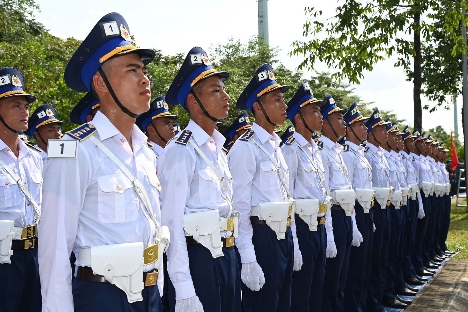 Hàng giờ tập luyện dưới nắng gắt không làm chùn bước các nam quân nhân đại diện lực lượng Cảnh sát biển. 5.jpg