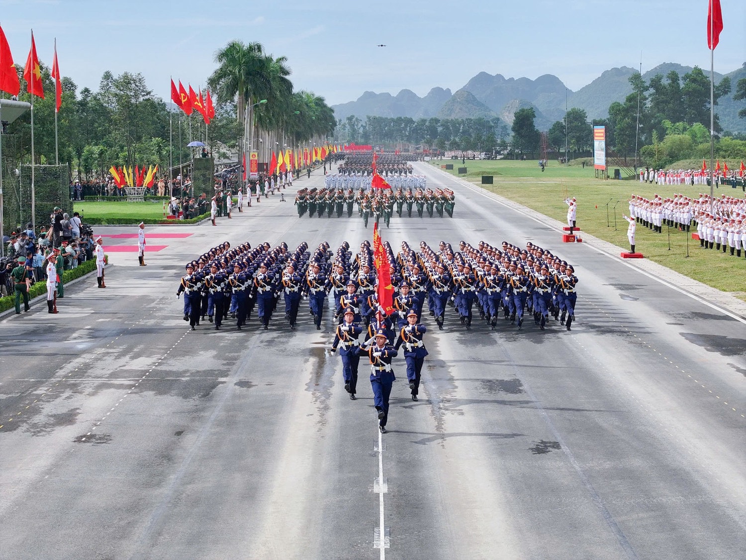 Khối Cảnh sát biển Việt Nam bước đi vững chắc, uy nghiêm với đội hình đều đẹp. fly-1.jpg