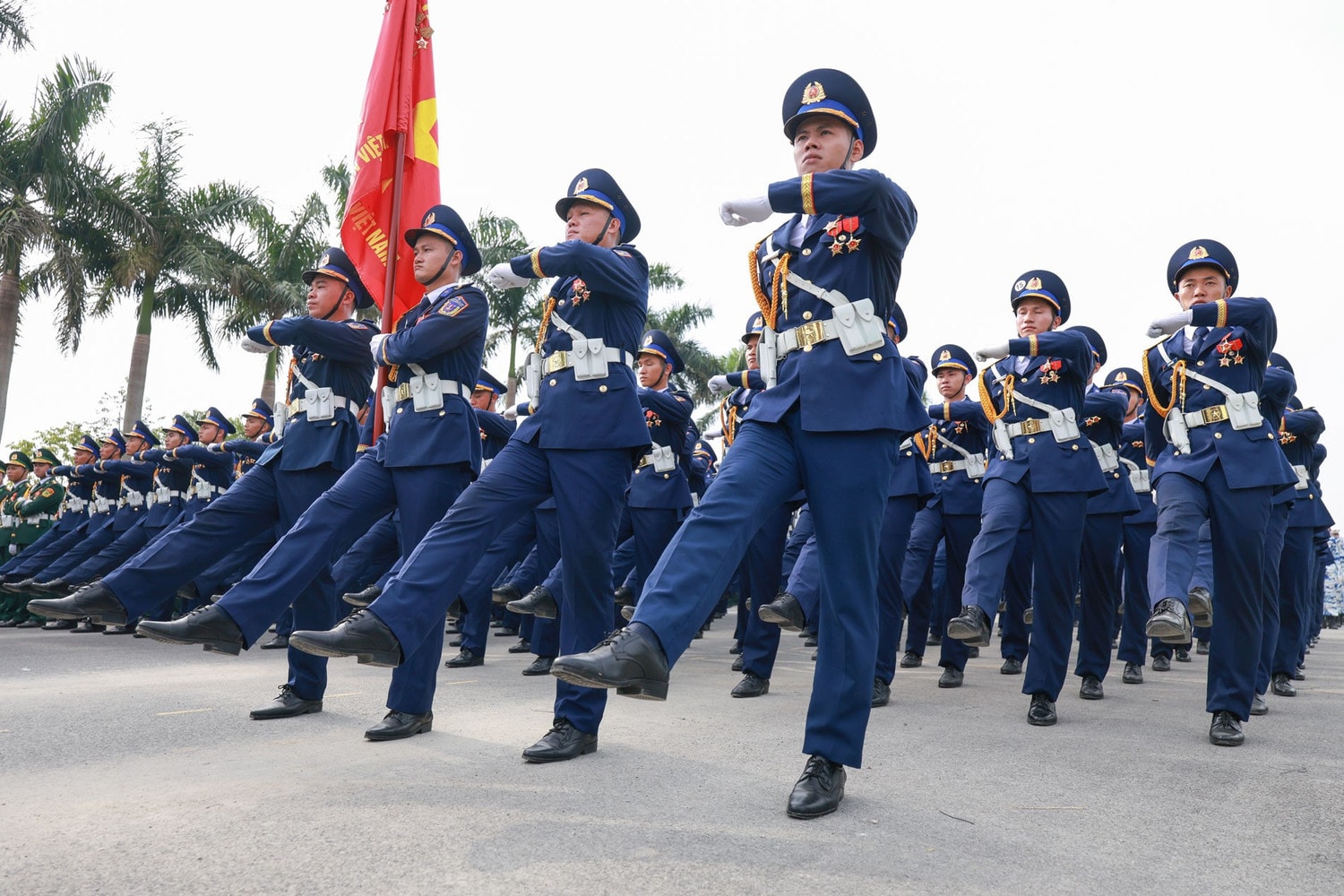 Dưới lá cờ đỏ sao vàng, lực lượng đại diện Cảnh sát biển Việt Nam thể hiện quyết tâm hoàn thành xuất sắc nhiệm vụ trong lễ kỷ niệm trọng đại. 3.jpg