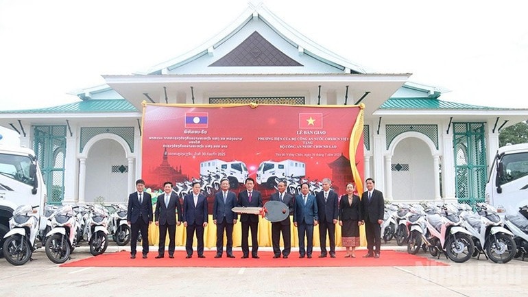 Trao trang thiết bị chuyên dụng hỗ trợ lực lượng Công an Lào thực hiện nhiệm vụ. (Ảnh: HẢI TIẾN) ca-2.jpg