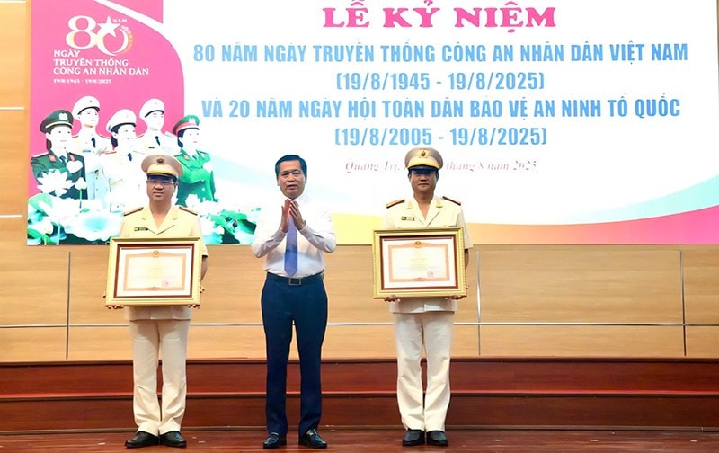 Phó Bí thư Thường trực Tỉnh ủy Nguyễn Long Hải trao bằng khen của Thủ tướng Chính phủ cho 2 tập thể. hai-5.jpg