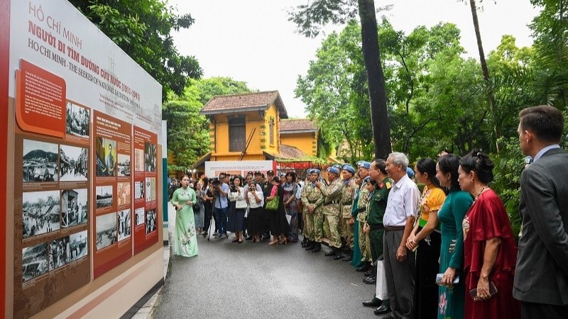 Các đại biểu tìm hiểu về Triển lãm “Việt Nam-Hồ Chí Minh-Những mốc son lịch sử dân tộc”. (Ảnh: BTC) tham-quan-6645.jpg