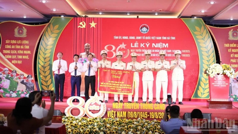 Các đồng chí lãnh đạo tỉnh Hà Tĩnh trao tặng lực lượng Công an Hà Tĩnh bức trướng với nội dung