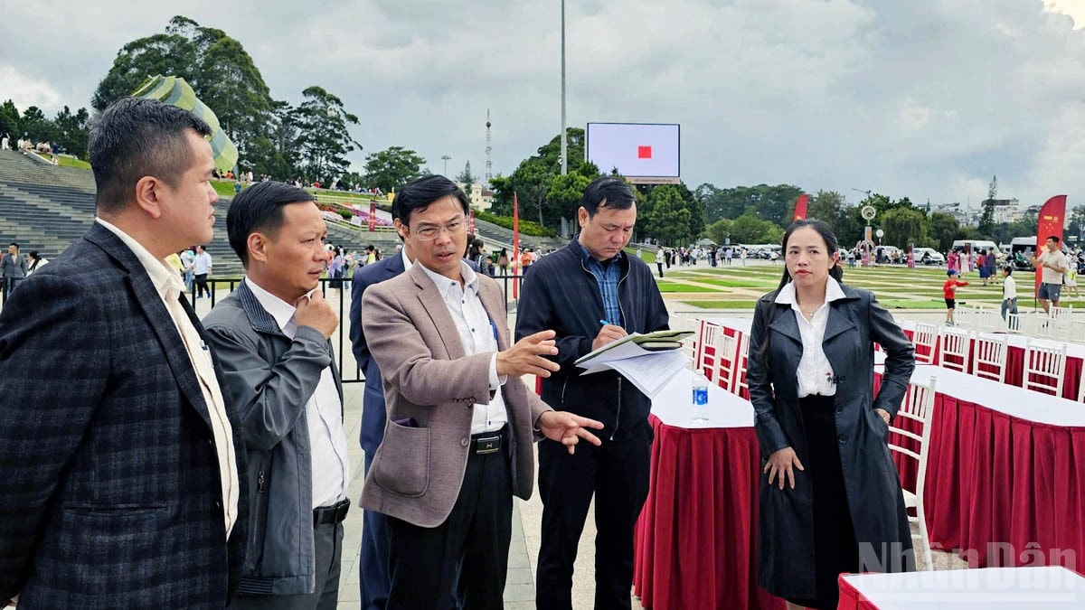 Phó Chủ tịch Ủy ban nhân dân tỉnh Lâm Đồng Đinh Văn Tuấn giao cơ quan, đơn vị liên quan kiểm tra kỹ những nội dung, hạng mục để các sự kiện diễn ra tốt đẹp. ndo_br_8-3482.jpg