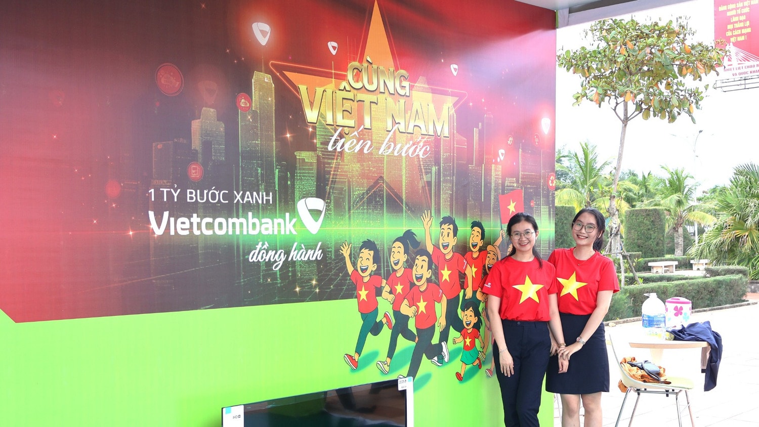 Gian hàng của Ngân hàng Thương mại cổ phần ngoại thương Vietcombank Quảng Bình cũng vừa hoàn thành cho buổi lễ sáng mai. img-1405-8702.jpg