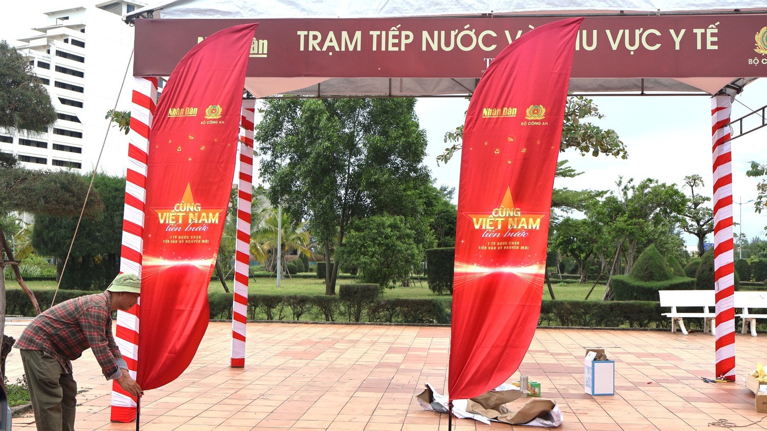 Cắm chỉnh các cờ trang trí cho không gian chương trình thêm trang trọng. img-1371-2252.jpg