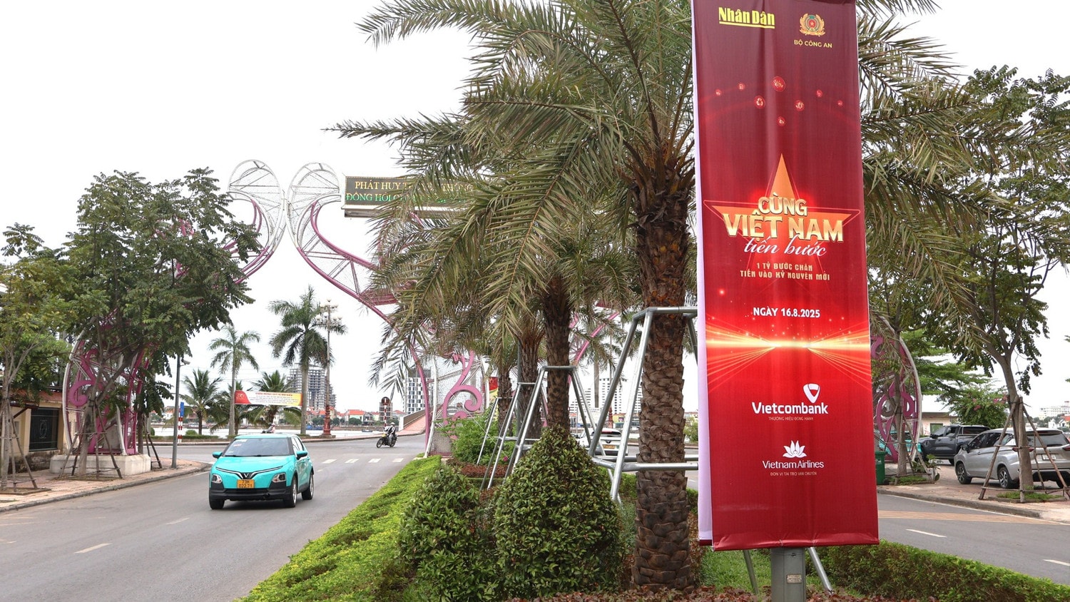 Trên đường phố Đồng Hới được treo các banner tuyên truyền về Chương trình nhiều ý nghĩa này. img-1416-9902.jpg