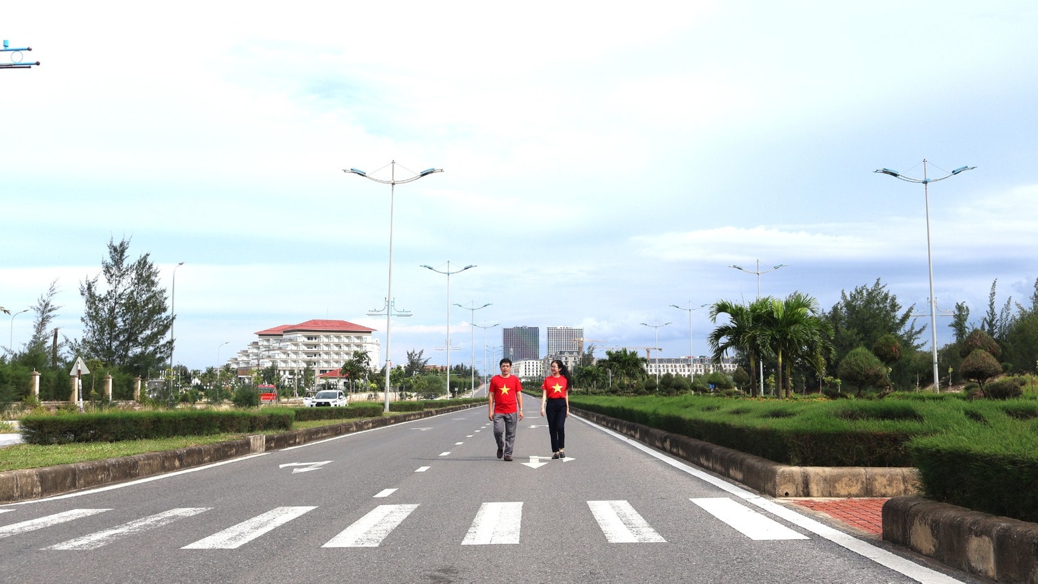 Tuyến đường Võ Nguyên Giáp thông thoáng, chạy dọc theo bản đảo Bảo Ninh, gắn với Quảng trường biển Bảo Ninh, trở thành không gian đi bộ tuyệt vời cho người dân và du khách. img-1383-594.jpg