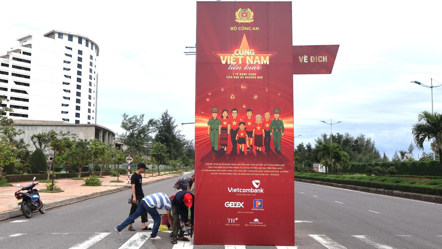 Các nhân viên khẩn trương thực hiện những công đoạn cuối cho buổi lễ diễn ra vào sáng mai (16/8). img-1399-3141.jpg