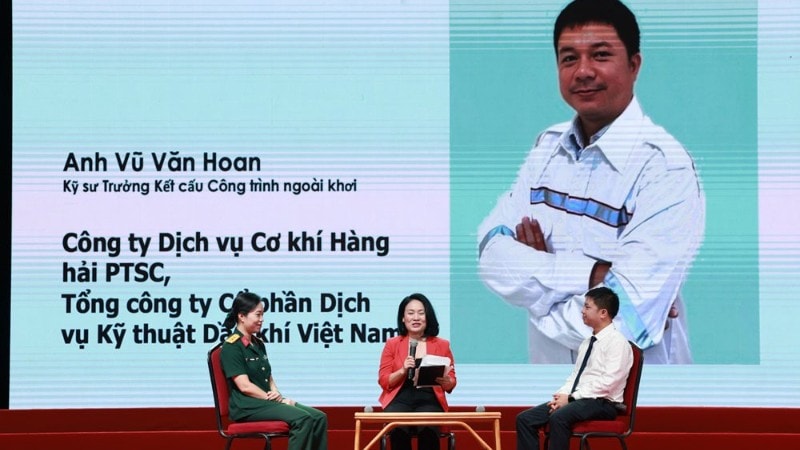 Các khách mời tham gia tọa đàm sân khấu. bich-loan-1-a-3430.jpg