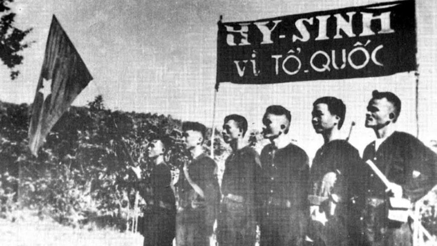 Đội du kích Ba Tơ thành lập ngày 14/3/1945 sau ngày khởi nghĩa Ba Tơ (Quảng Ngãi) nổ ra và giành thắng lợi (11/3/1945), thành lập chính quyền cách mạng của nhân dân, là lực lượng nòng cốt, trực tiếp tham gia chiến đấu trong tổng khởi nghĩa ở miền trung, góp phần vào thắng lợi Cách mạng tháng Tám năm 1945. (Ảnh: Tư liệu TTXVN) dukichbato2-3972.jpg