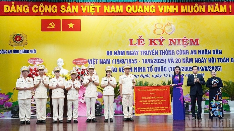 Lãnh đạo tỉnh Quảng Ngãi trao bức trướng mang dòng chữ 