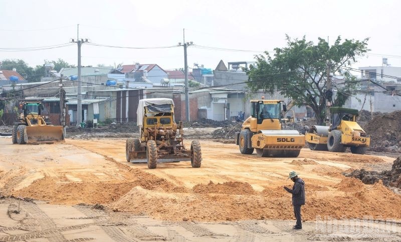 Cục Kinh tế-Quản lý đầu tư xây dựng được giao chỉ đạo các chủ đầu tư, ban quản lý dự án kiểm tra đơn vị thi công thực hiện nghiêm việc bảo đảm an toàn giao thông khi thi công công trình trên đường đang khai thác. ndo_br_gen-h-z6859220843759-1d031b78d3bad83a931e5fbeab636848.jpg