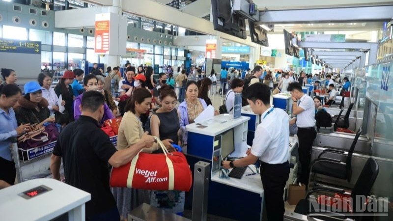 Hành khách làm thủ tục hàng không tại Cảng Hàng không quốc tế Nội Bài. ndo_br_gen-h-z6567657000592-ecd65d0f7841b35322aff547b4bbc173-6699.jpg