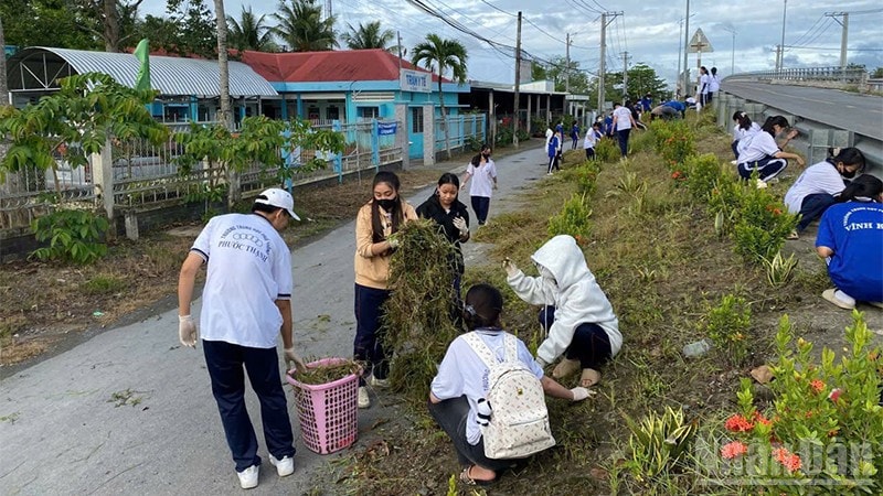 Xã đoàn Long Hưng ra quân dọn dẹp vệ sinh môi trường. ndo_br_longhung.jpg
