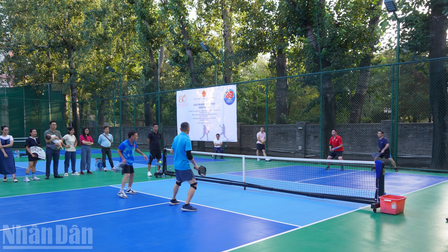 Trận chung kết đôi nam môn pickleball diễn ra vào chiều 16/8 tại khuôn viên Đại sứ quán. ndo_bl_a05-dsc07381.jpg