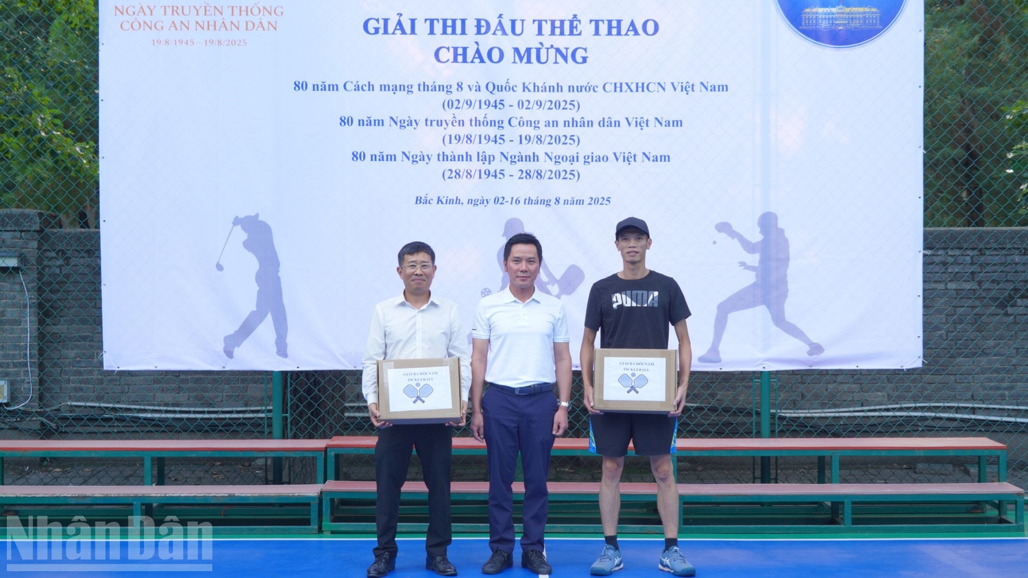 Công sứ Ninh Thành Công trao giải Ba đôi nam môn pickleball. ndo_bl_a08-dsc07392.jpg