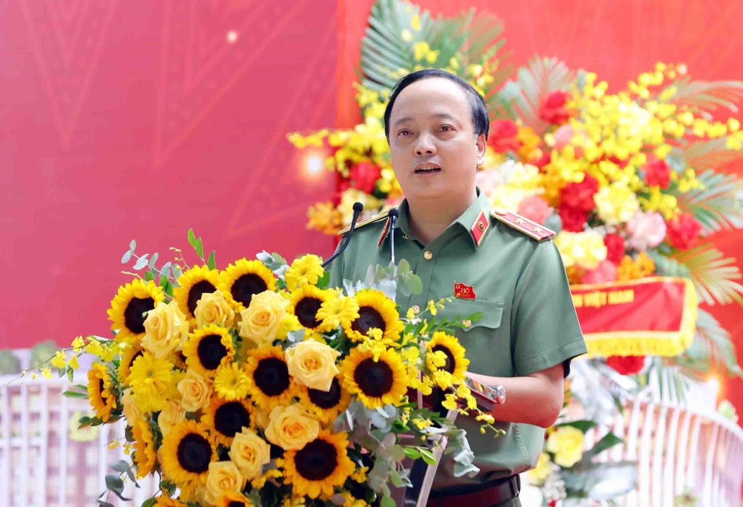 Trung tướng Đặng Hồng Đức, Thứ trưởng Công an phát biểu. (Ảnh: PHẠM KIÊN-TTXVN) vna-potal-tong-bi-thu-du-le-khanh-thanh-cong-trinh-tru-so-bo-cong-an-8214306.jpg