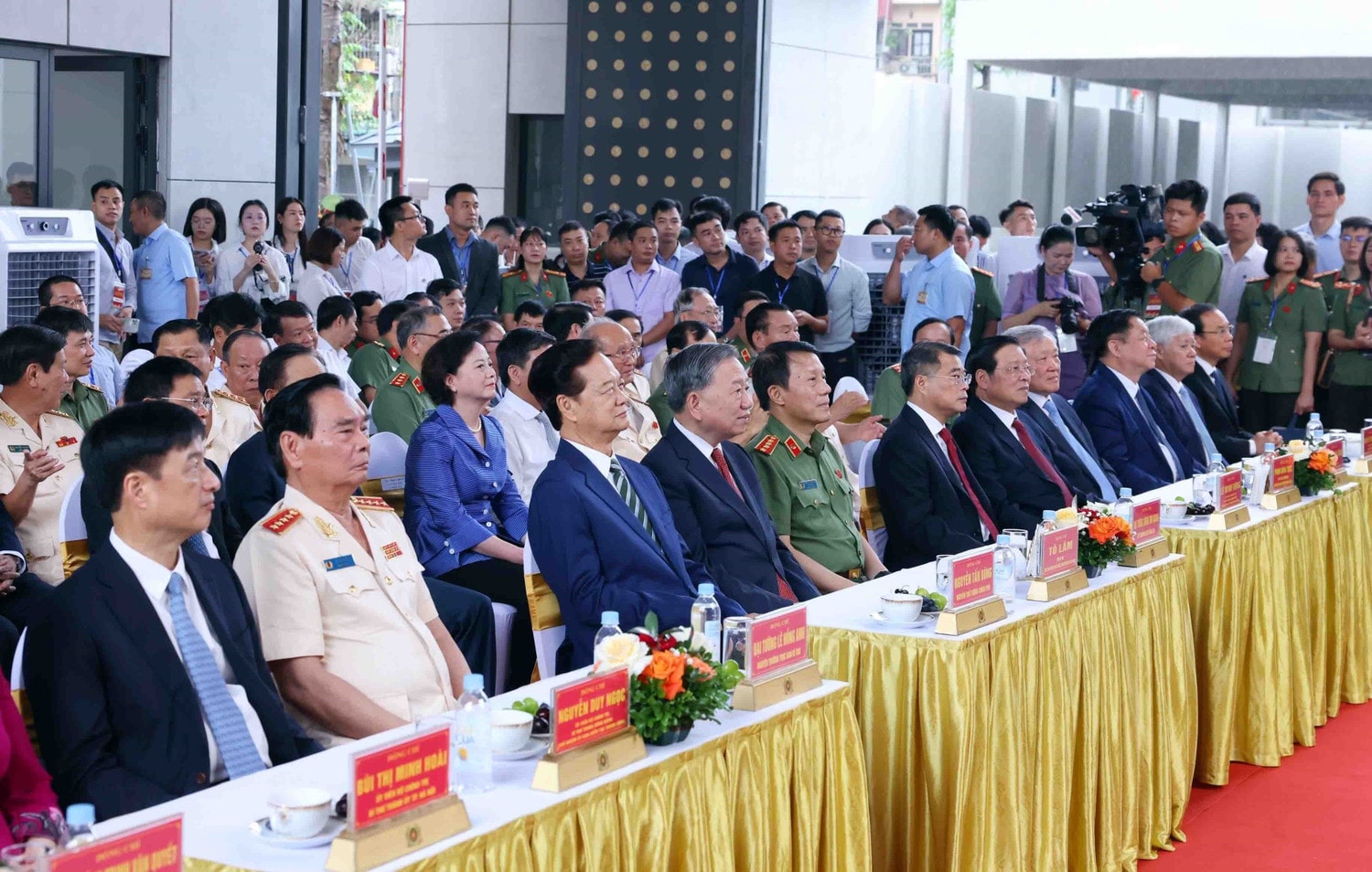 Tổng Bí thư Tô Lâm cùng các đồng chí lãnh đạo, nguyên lãnh đạo Đảng, Nhà nước tham dự buổi lễ. (Ảnh: PHẠM KIÊN-TTXVN) vna-potal-tong-bi-thu-du-le-khanh-thanh-cong-trinh-tru-so-bo-cong-an-8214312.jpg