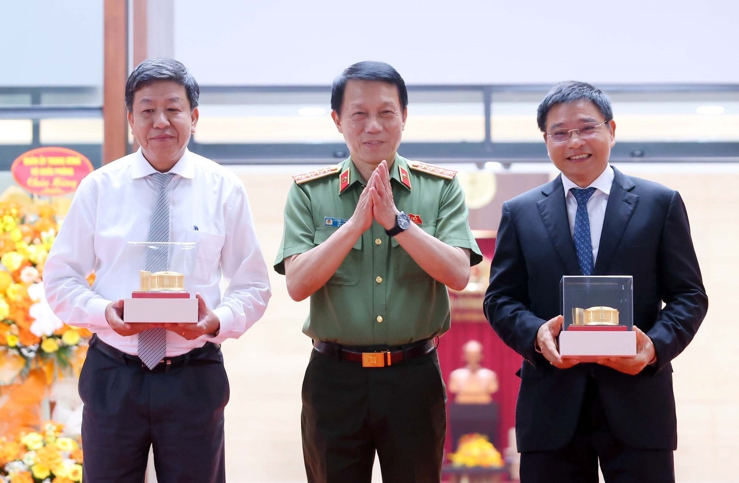 Đại tướng Lương Tam Quang, Bộ trưởng Công an tặng quà cho các đơn vị có nhiều hỗ trợ, phối hợp xây dựng Trụ sở Bộ Công an. (Ảnh: PHẠM KIÊN-TTXVN) vna-potal-tong-bi-thu-du-le-khanh-thanh-cong-trinh-tru-so-bo-cong-an-8214309.jpg