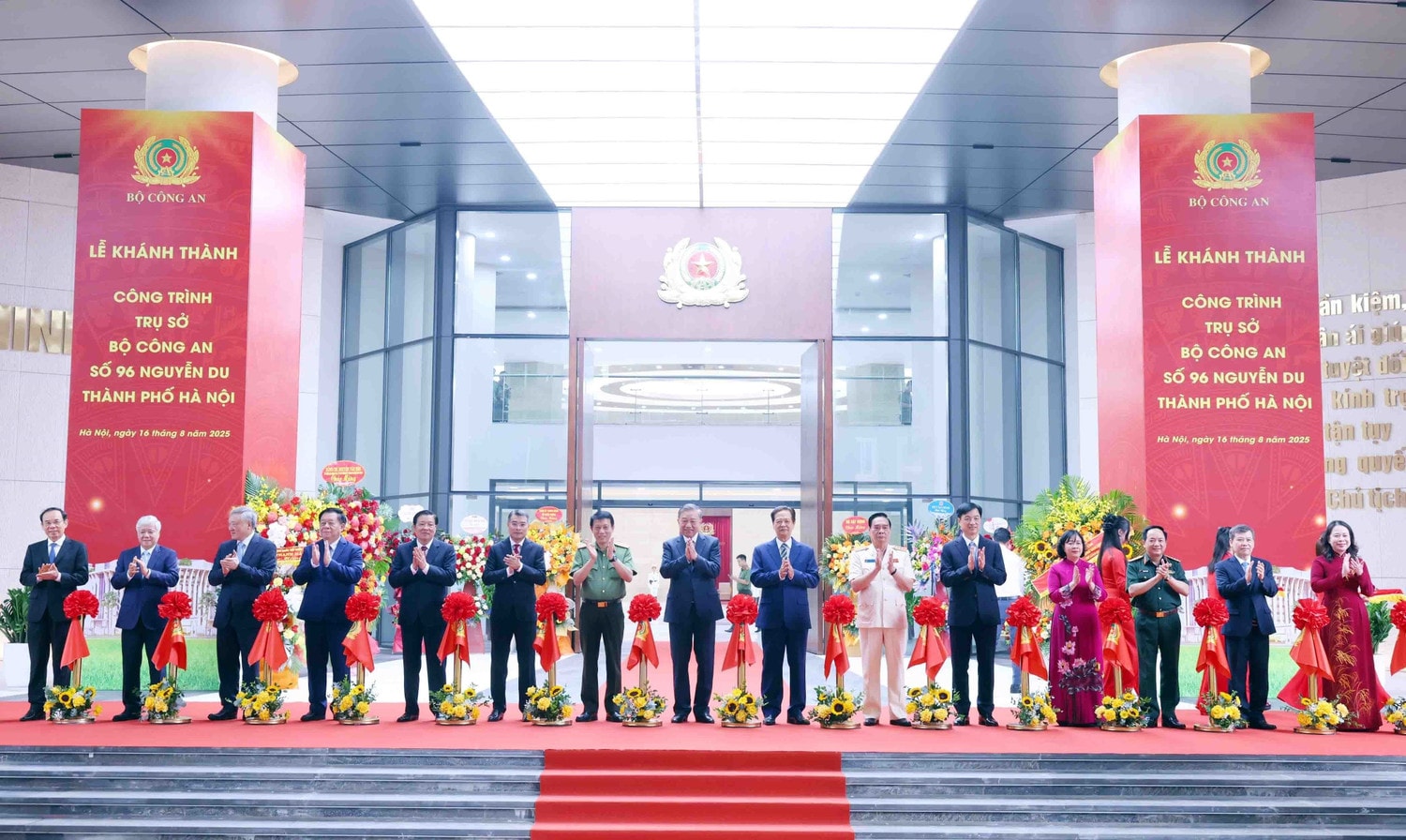 Tổng Bí thư Tô Lâm cùng các đại biểu thực hiện nghi thức cắt băng khánh thành Trụ sở Bộ Công an tại số 96 Nguyễn Du, thành phố Hà Nội. (Ảnh: PHẠM KIÊN-TTXVN) vna-potal-tong-bi-thu-du-le-khanh-thanh-cong-trinh-tru-so-bo-cong-an-8214305.jpg