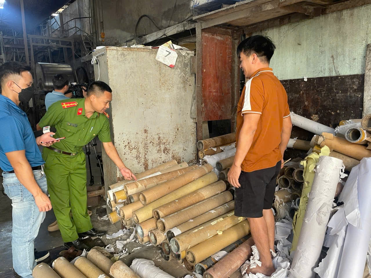 Ảnh 3 Đoàn kiểm tra liên ngành tiến hành kiểm tra các cơ sở sản xuất giấy Phong Khê.