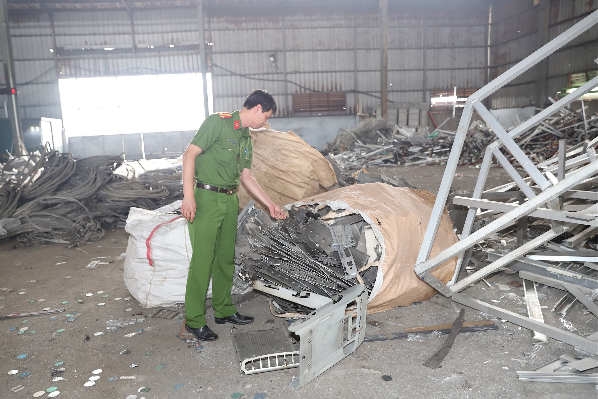 Ảnh 4 Đoàn kiểm tra liên ngành kiểm tra các cơ sở sản xuất cụm công nghiệp làng nghề Mẫn Xá.