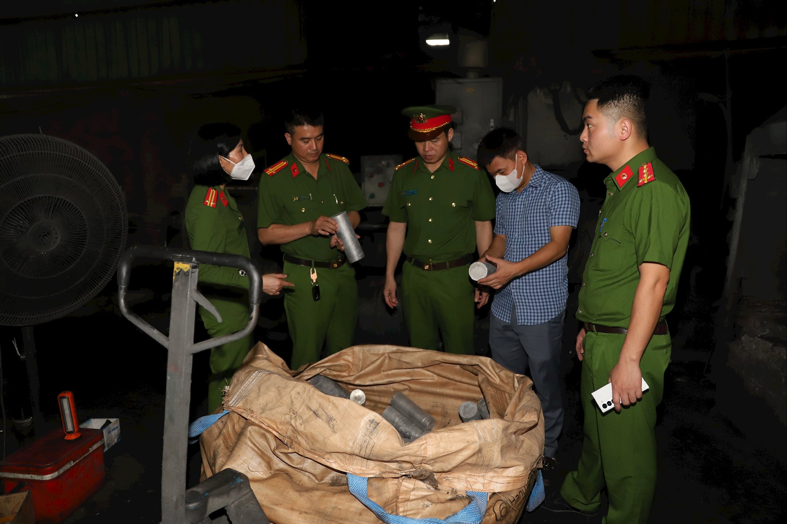 Ảnh 5 Đoàn kiểm tra liên ngành kiểm tra các cơ sở sản xuất cụm công nghiệp làng nghề Mẫn Xá